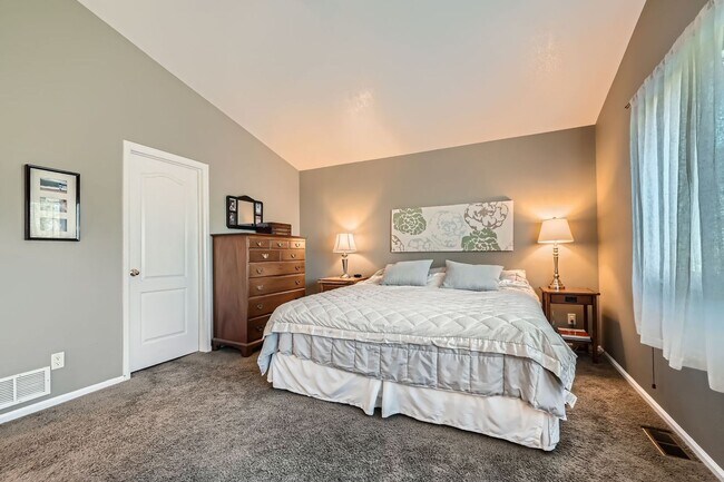 Building Photo - Furnished Downtown Louisville 5BDR Gem