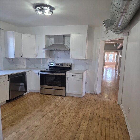 Building Photo - 6433 N Hamilton Ave