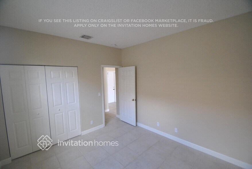 Building Photo - 9496 Lago Dr