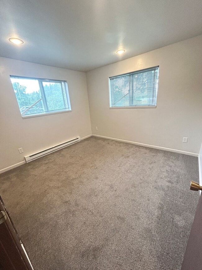 Building Photo - 640 W Valley Dr