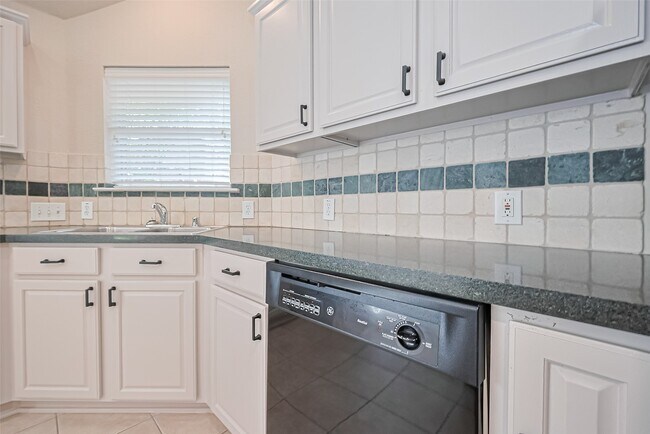 Building Photo - 134 E Foxbriar Forest Cir