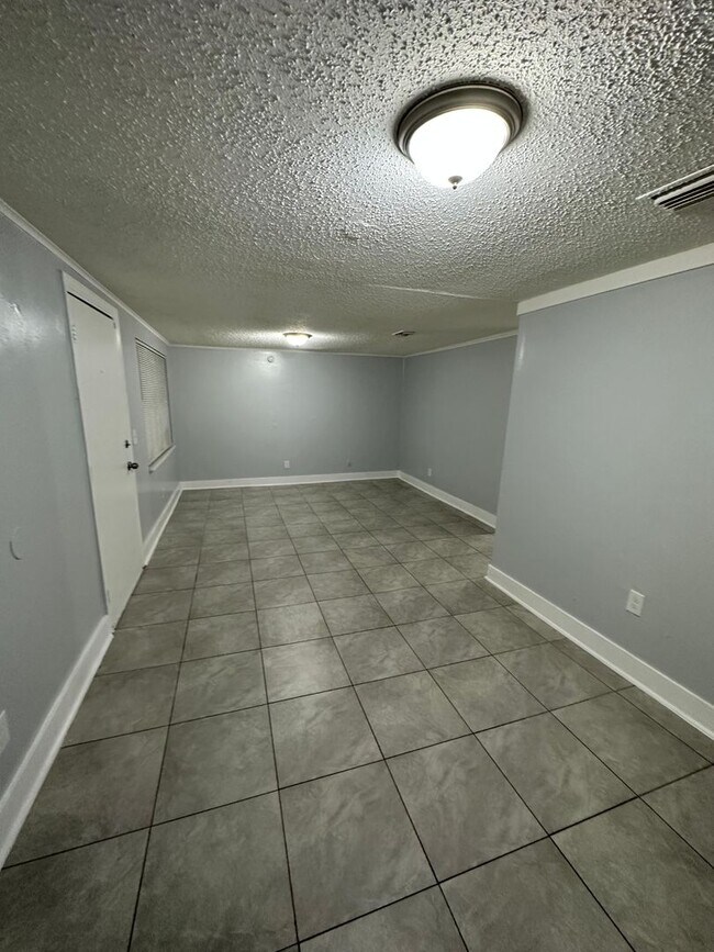 Building Photo - Fully Renovated 3/1 Single Family Available Now!