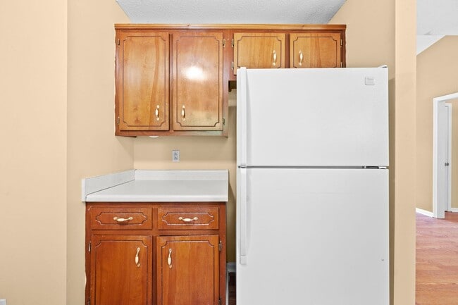 Building Photo - Charming Brick Ranch with Spacious Living Areas & Beautiful Bay Window Views!