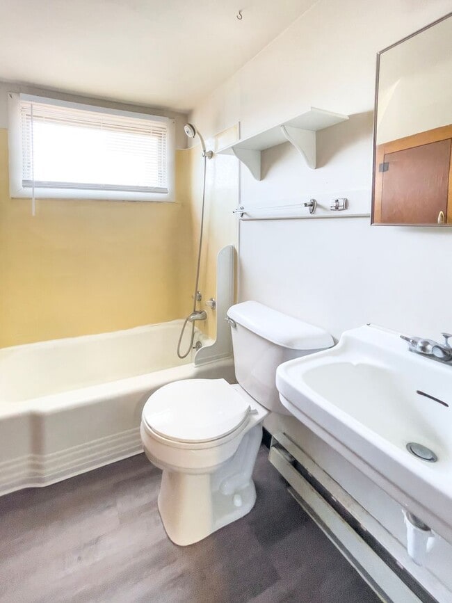 Building Photo - PRELEASING for AUGUST! Close to Campus