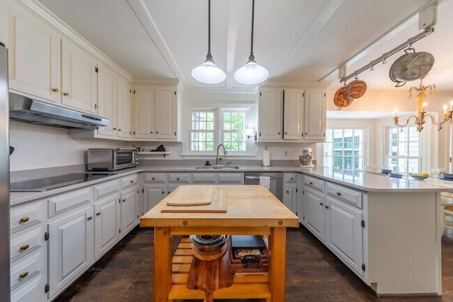 Building Photo - Luxury Kingsmill Property