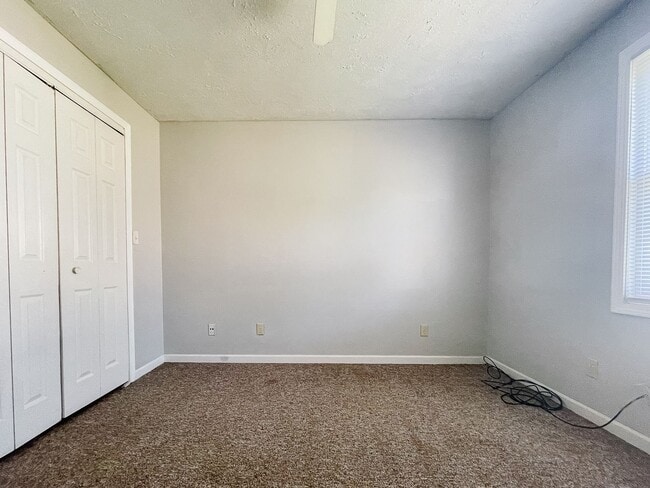 Building Photo - 4 Bed 2 Bath