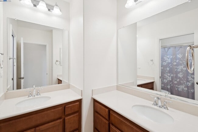 Building Photo - 454 Bengali Ct