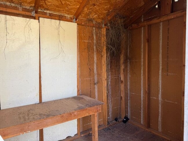 Building Photo - 2Bdm 1 Bath, Washer/Dryer Hookups, Will no last long!