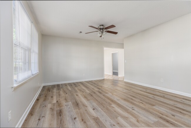 Building Photo - 110 Greenwood Cir