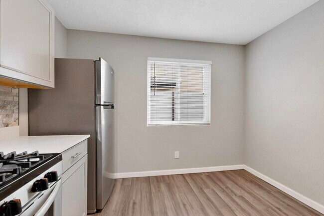 Building Photo - 1812 Buena Vista Dr SE