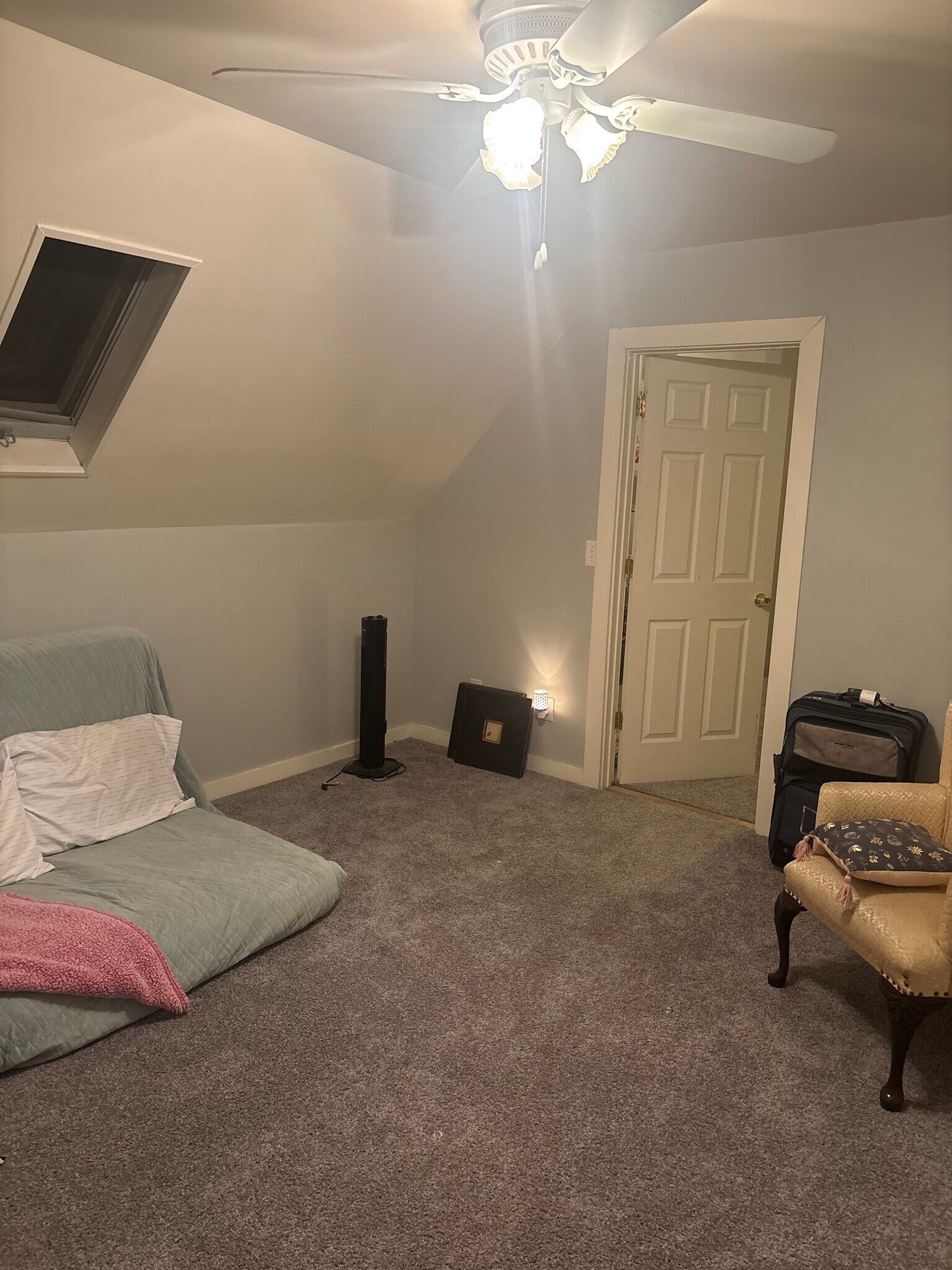 upstairs extra room/studio/hangout area - 2559 N Frederick Ave