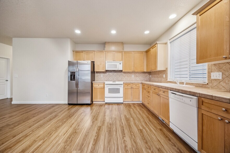 Building Photo - 325 NW 209th Ave