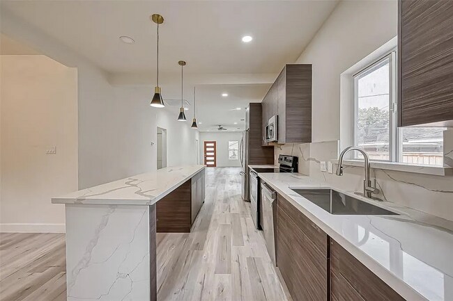 Building Photo - 3820 Tuam St