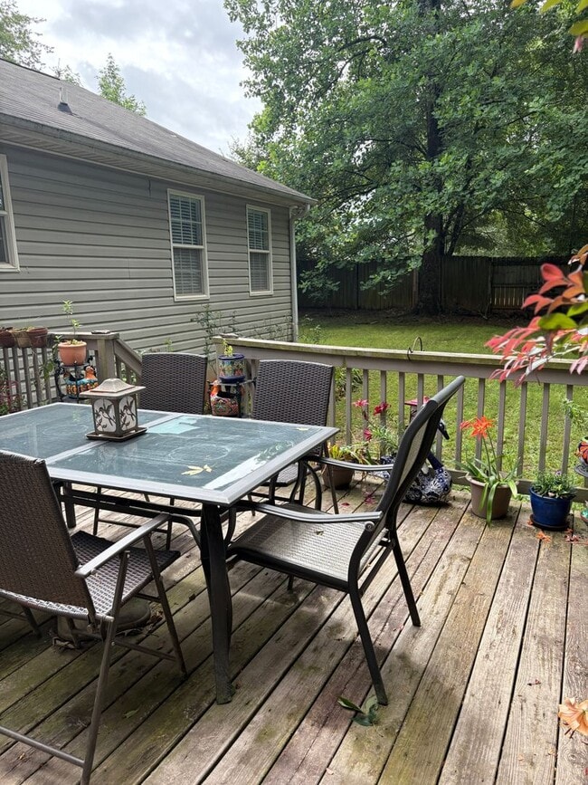 Building Photo - Large, private home in Rivercliff