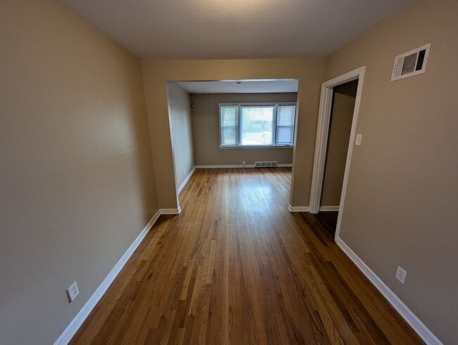 Building Photo - Your Perfect Home Awaits — Cozy, Updated, ...