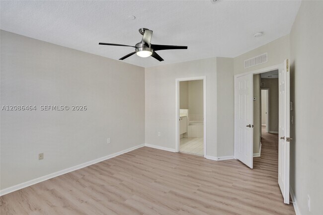 Building Photo - 1033 NE 17th Way