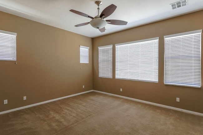 Building Photo - Fabulous Single Story 3 Bedroom Home Conve...