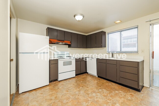 Building Photo - 7560 Mt Hood