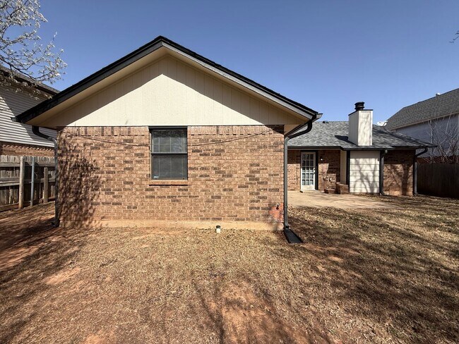 Building Photo - Welcome to this charming 3 bedroom, 2 bath...