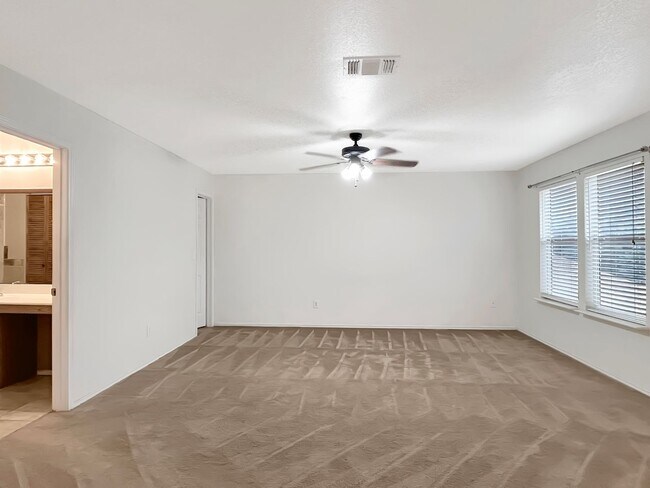 Building Photo - Spacious 5-Bedroom Retreat with Oversized ...