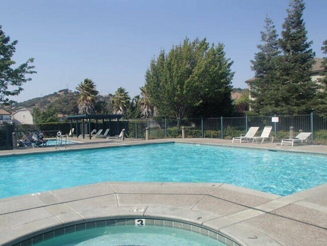 Building Photo - 557 Loch Lomond Way