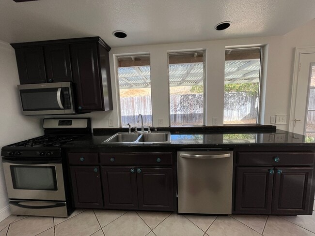 Building Photo - Country Property - ALL UTILITIES INCLUDED