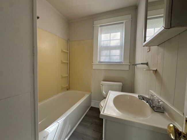 Building Photo - MINUTES TO DOWNTOWN FREDERICKSBURG - 2 BEDROOM COTTAGE