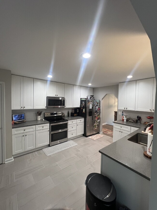 Building Photo - Spacious Multi-Generational Home on 3 Acre...