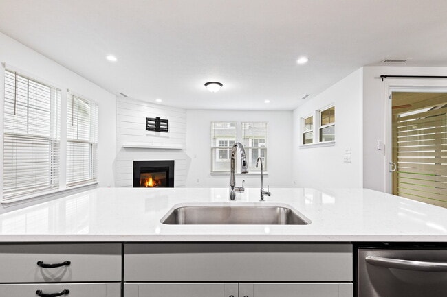 Building Photo - 7011 Pickett Pl