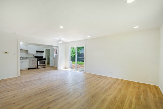 Building Photo - 109 Avondale Ct