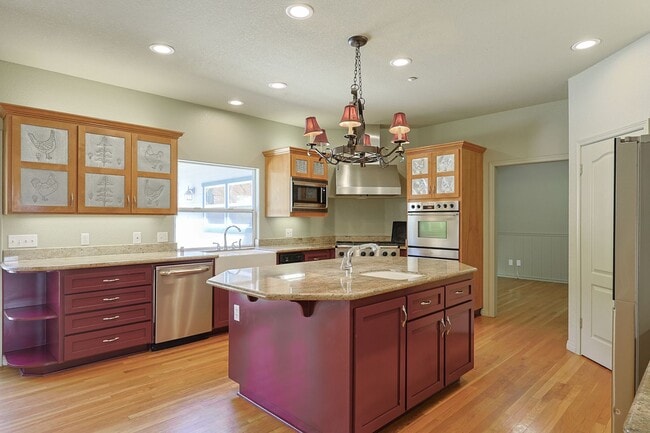 Building Photo - 5BR Home in Ramona Country Estates with Pool & Views