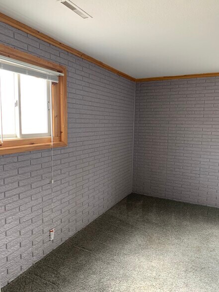 Building Photo - 2237 Hampshire Ave S