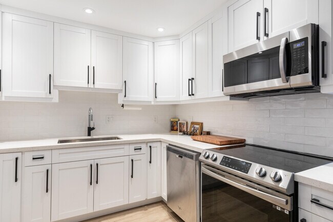 Building Photo - 6515 Bay Club Dr