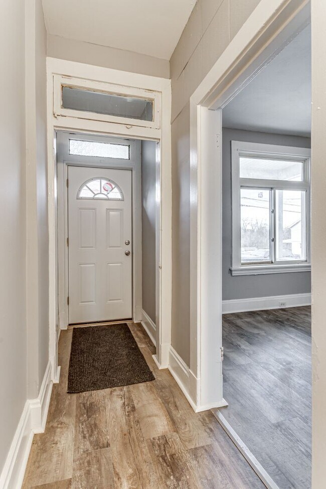 Building Photo - 2 Bedroom/1 Bath in Carrick - Available JULY!