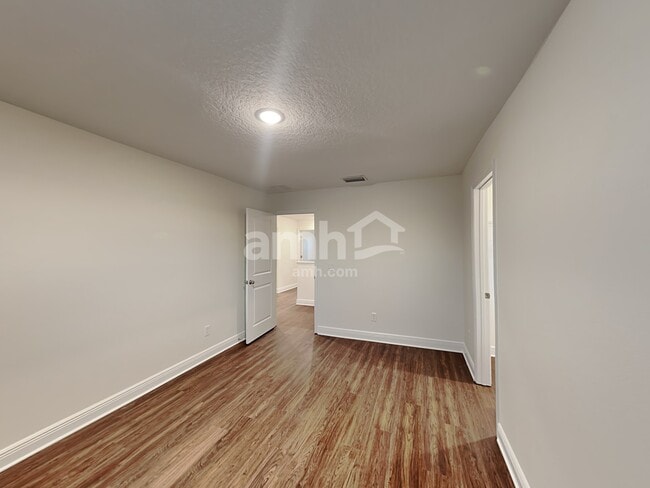 Building Photo - 1049 Sky Lakes Drive