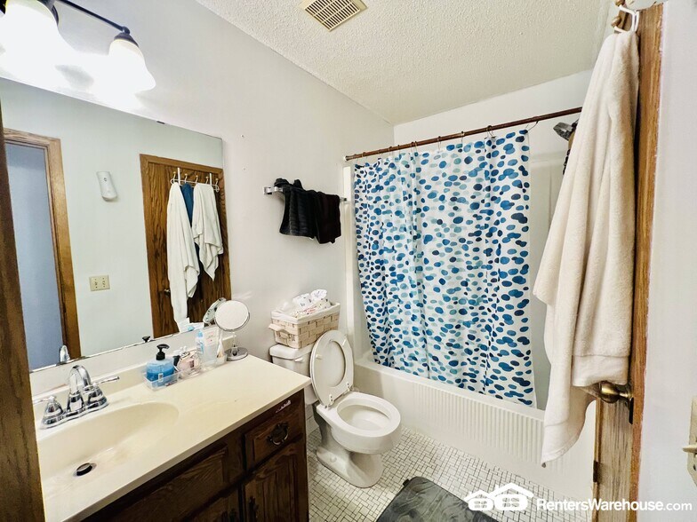 Building Photo - 4490 Clover Ln