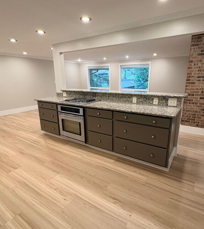 Building Photo - $1500 Off First Month! Remodeled Shoreline Home