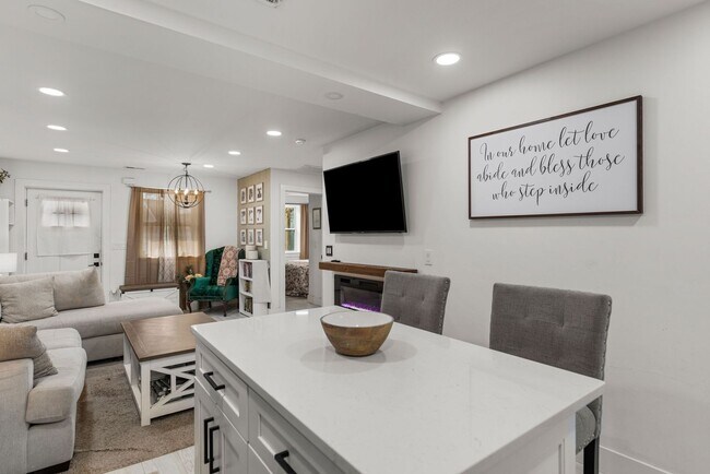 Building Photo - Single Family Home, 2 bed/1 bath $1,350 One-Story