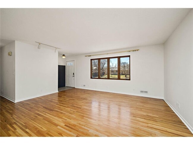 Building Photo - 953 Redwood Dr