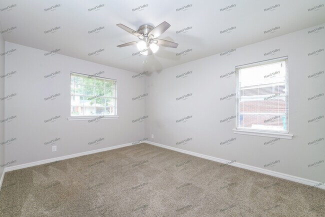 Building Photo - 900 NE Katherine Pl