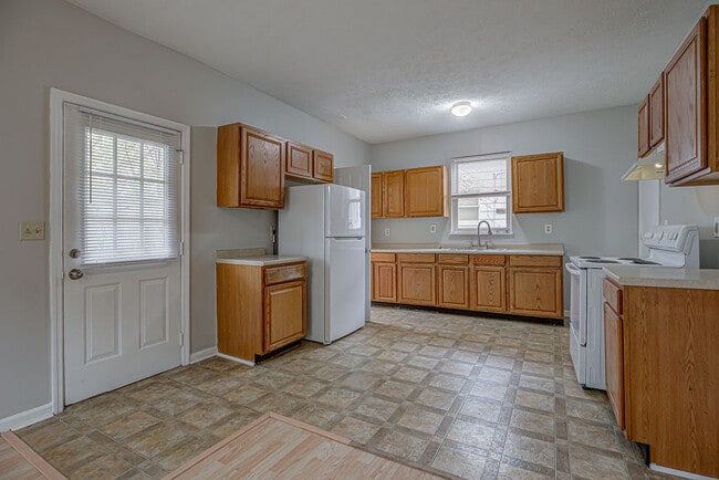 Building Photo - 1915 Woodlawn Ave