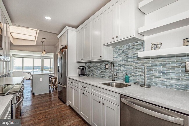 Building Photo - Home in Bay Ridge with beautiful views of the Chesapeake Bay!