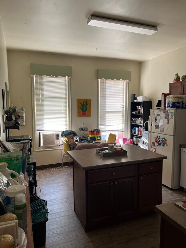 Building Photo - 113 Main St E