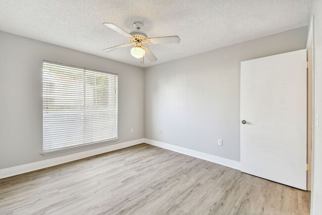 Building Photo - 1/1 condo in New Tampa gated community on ...