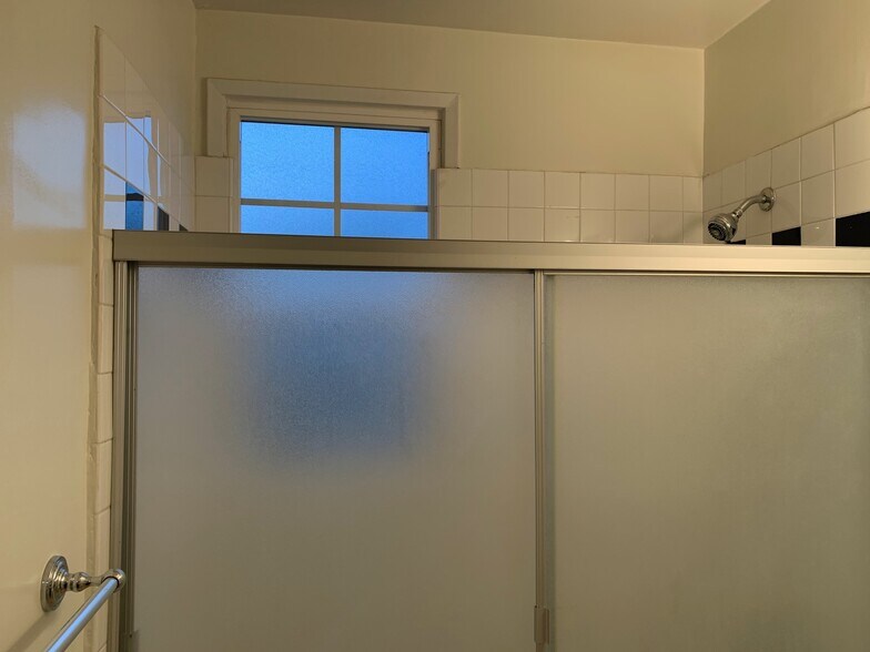 Shower / Tub - 4302 Elm Ave