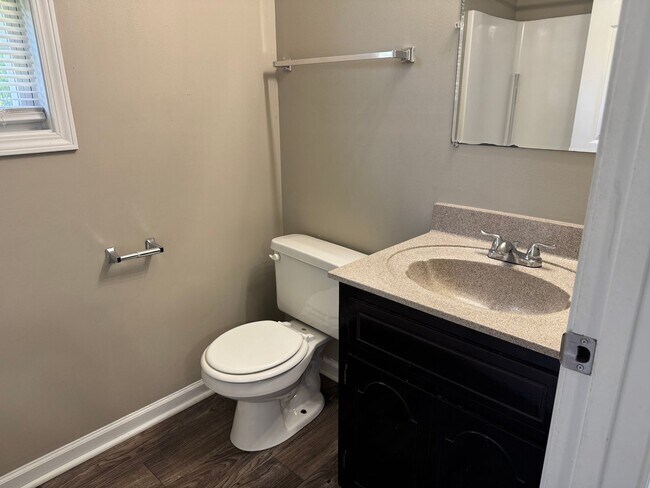 Building Photo - $1425/18 month lease or $1450/12 month lease.