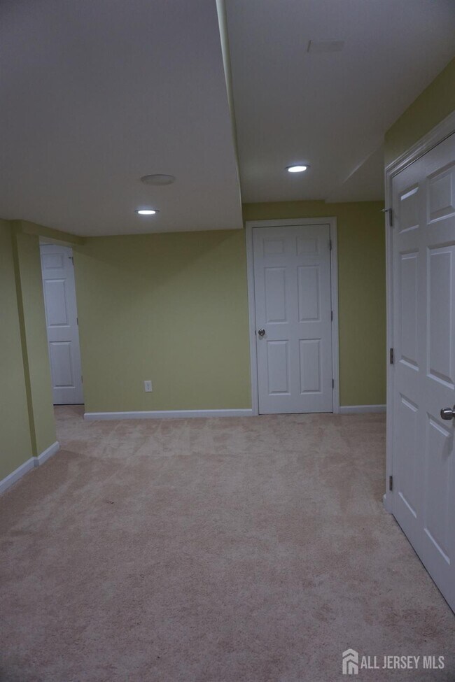 Building Photo - 160 Vasser Dr