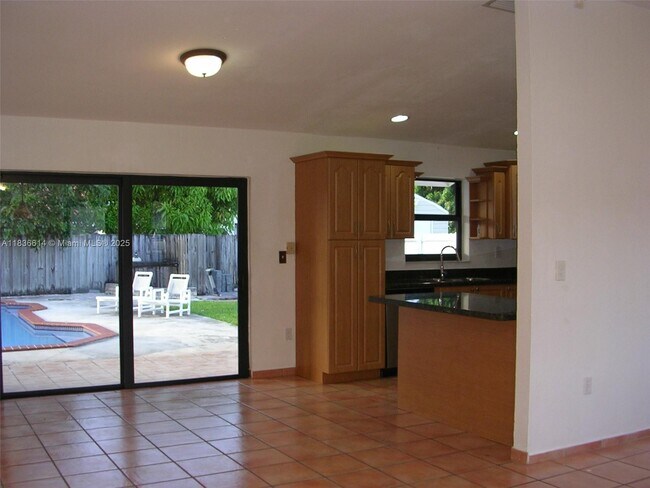 Building Photo - 14765 Kendale Lakes Blvd