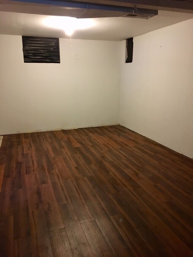 Building Photo - 3 bedroom / 1.5 bath w/Central Air, Basement and Detached 2 Car Garage