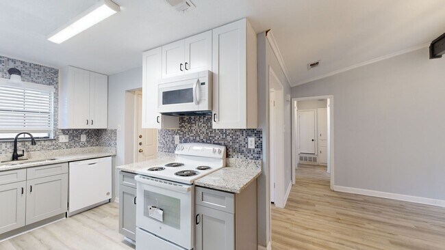 Building Photo - REMODELED 3 bedroom, 1.5 bath, 1 car garage home minutes away from the airfield!